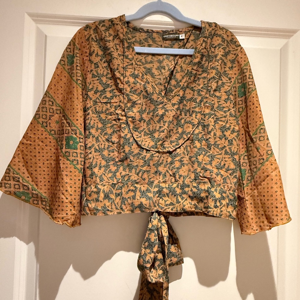 Earthbound Trading Co. Gold & Gray Cropped Wrap Back Wide Sleeve Blouse Small